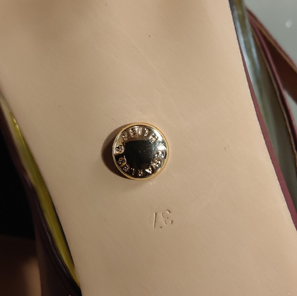 Charles and Keith flats - Picture 3 of 5